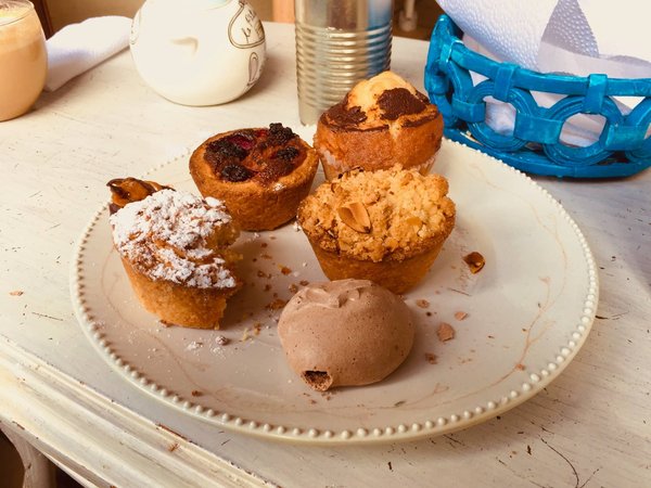 What's the Best Technique for Crafting a Delicate Swiss Roll with a Berry Compote Filling?